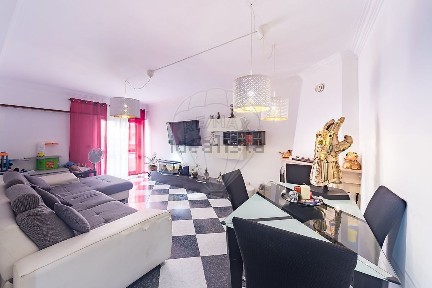 Apartamento T2 à venda na Rua Doutor Mariano Roque Laia