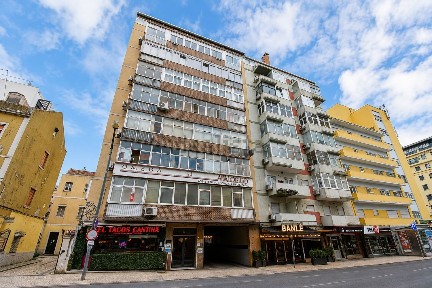 Apartamento T1 à venda na Rua Tomás Ribeiro, 41