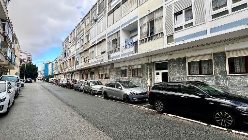 Apartamento T3 à venda na Rua Abade Faria