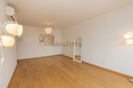 Apartamento T1 à venda na Avenida Dom João II