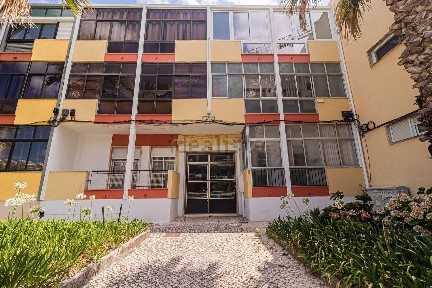 Apartamento T1 à venda na Avenida Infante Dom Henrique, 16