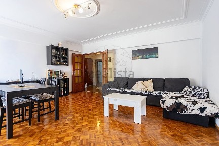 Apartamento T3 à venda na Rua Adolfo Simões Muller