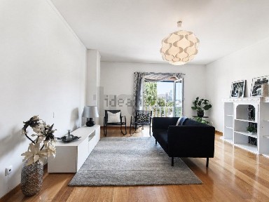 Apartamento T2 à venda na Avenida São Jorge da Mina