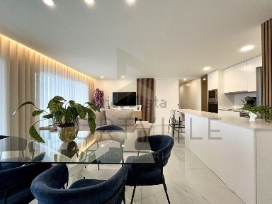 Apartamento T3 à venda na Rua Fontes Pereira de Melo, 82 a