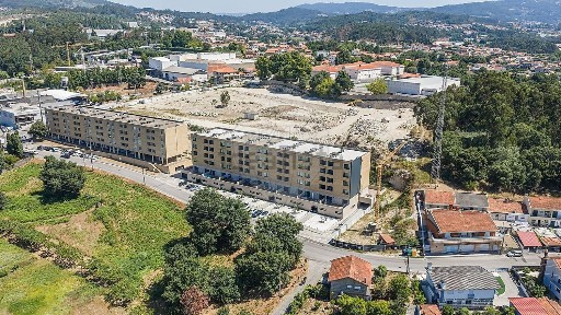Apartamento T3 à venda na Rua Paredes Alagadas