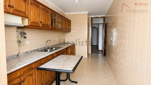Apartamento T3 à venda na Alameda Maria da Fonte, 11