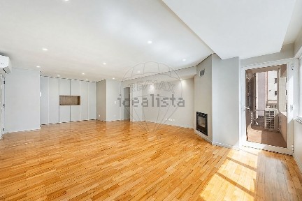 Apartamento T3 à venda na Rua António Fernandes Ferreira Gomes, 76