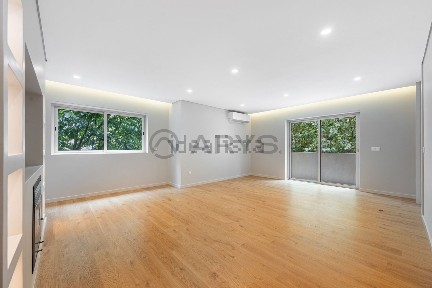 Apartamento T4 à venda na Rua Cândido de Oliveira, 176
