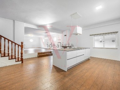 Apartamento T3 à venda na Rua António Fernandes Ferreira Gomes