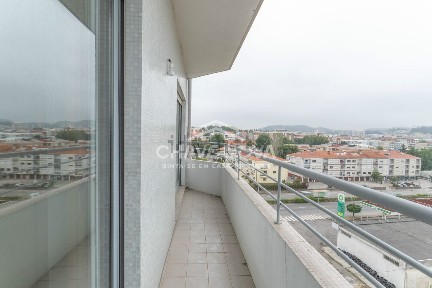Apartamento T5 à venda na Rua Bernardo Sequeira, 214