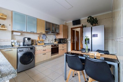 Apartamento T4 à venda na Rua da Benta, 37