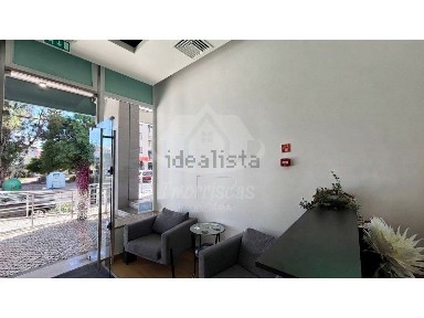 Arrendamento de espaço comercial na Rua Professor Francisco Gentil