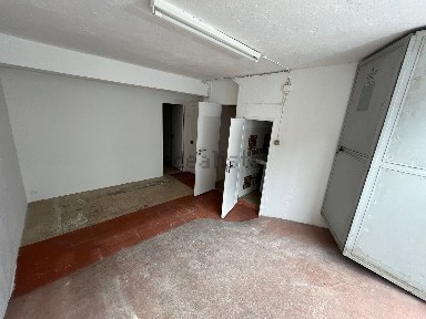 Arrendamento de armazém na Rua Amaro Monteiro, 5