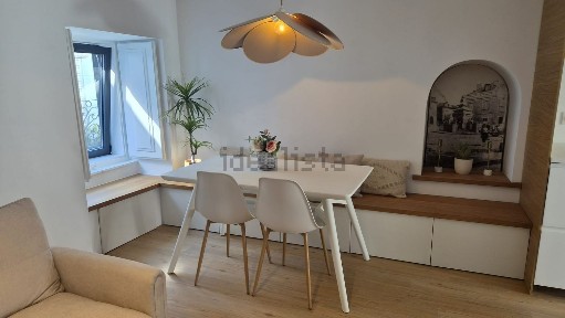 Arrendamento de duplex na Rua Bulhão Pato, 13
