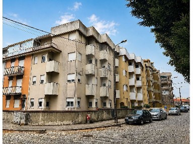 Apartamento T3 à venda na Rua Luís Azevedo Coutinho