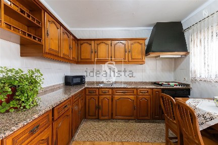 Apartamento T4 à venda na Rua Escola Central