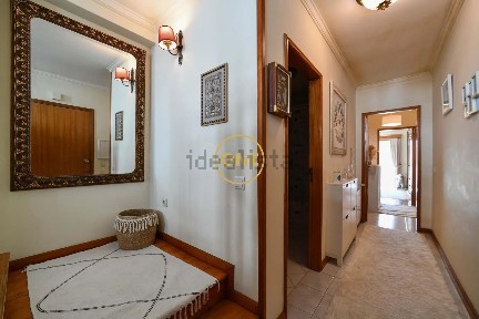 Apartamento T2 à venda na Rua Almirante Reis