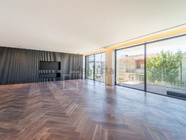 Apartamento T4 à venda na Rua Paulo Dias de Novais