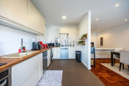 Apartamento T2 à venda na Rua de Coutinho de Azevedo