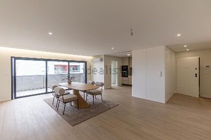 Apartamento T3 à venda na Rua Mouzinho de Albuquerque s/n