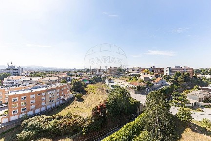 Apartamento T2 à venda na Rua Maria Lamas