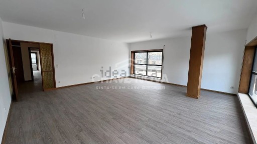 Apartamento T3 à venda na Rua Professor Urbano de Moura