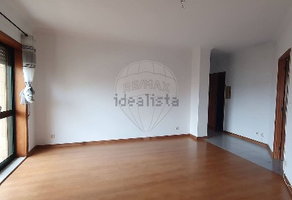 Apartamento T1 à venda na Rua Doutor António Gomes dos Santos