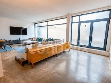 Apartamento T4 à venda na Rua de Sarmento de Beires, 250