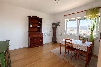 Apartamento T3 à venda na Rua 25 de Dezembro