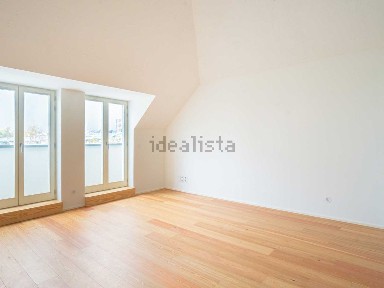 Apartamento T2 à venda na Rua Roberto Ivens, 13