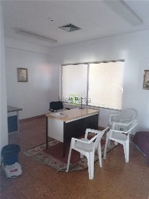 Arrendamento de armazém na Rua Mousinho Magro