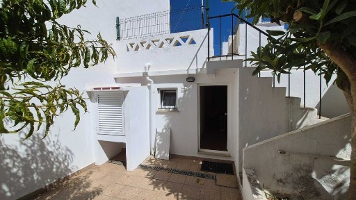 Aluga-se T1 em Albufeira a professor (a), durante o ano letivo (setembro 96 - julho 97)