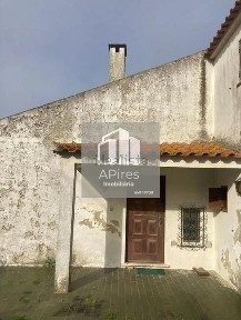 Moradia independente à venda na Rua dos Lódãos s/n