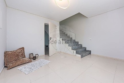 Moradia independente à venda na Manteigadas - Cachofarra - Vila Maria
