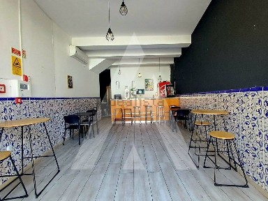 Espaço comercial à venda no Largo Pintor Gata
