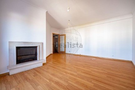 Arrendamento de apartamento T3 na Rua Eça de Queiróz