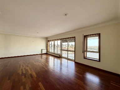 Arrendamento de apartamento T5 na Rua São Teotónio, 8