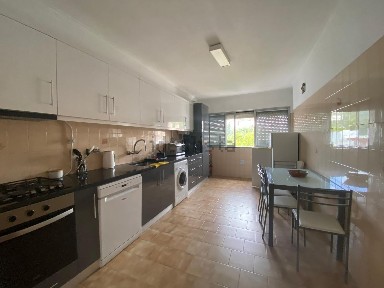 Arrendamento de apartamento T3 na Rua Helena Carrigton