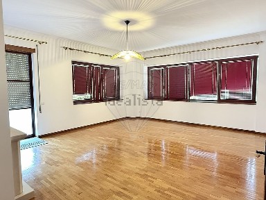 Arrendamento de apartamento T2 na Rua Padre Estevão Cabral
