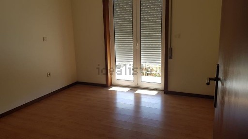 Arrendamento de apartamento T2 na Avenida de Santo André, 83