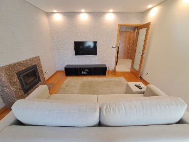 Arrendamento de apartamento T3 na Rua Maria Ondina Braga, 35