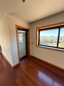 Arrendamento de apartamento T4 na Rua Luís António Correia, 63