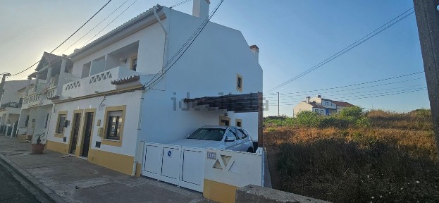 Moradia em banda à venda em São Teotónio