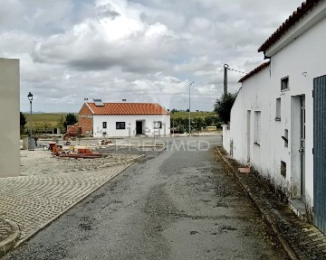 Moradia geminada à venda em Santa Bárbara de Padrões