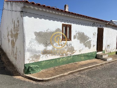 Moradia geminada à venda na Travessa dos Casões