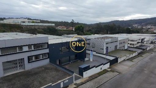 Arrendamento de espaço comercial ou armazém na Rua do Pq. Industrial
