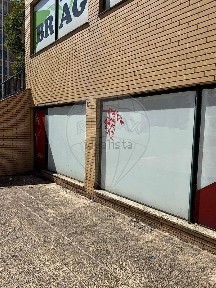 Espaço comercial à venda na Rua Cónego Rafael Álvares da Costa