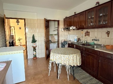 Apartamento T3 à venda na Rua Infante Dom Henrique