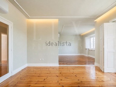 Apartamento T4 à venda na Rua Doutor António José de Almeida