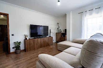 Apartamento T3 à venda na Rua Reta da Póvoa